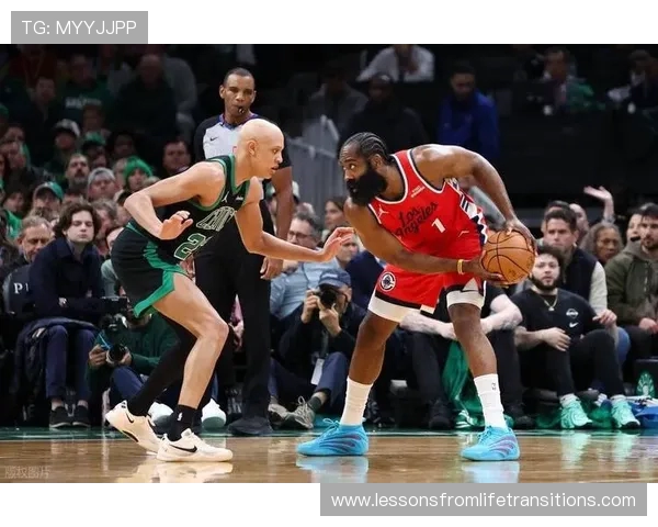 原创快船下半场进攻崩盘：科比-布朗得分超过哈登和小卡，末节6分钟仅得2分